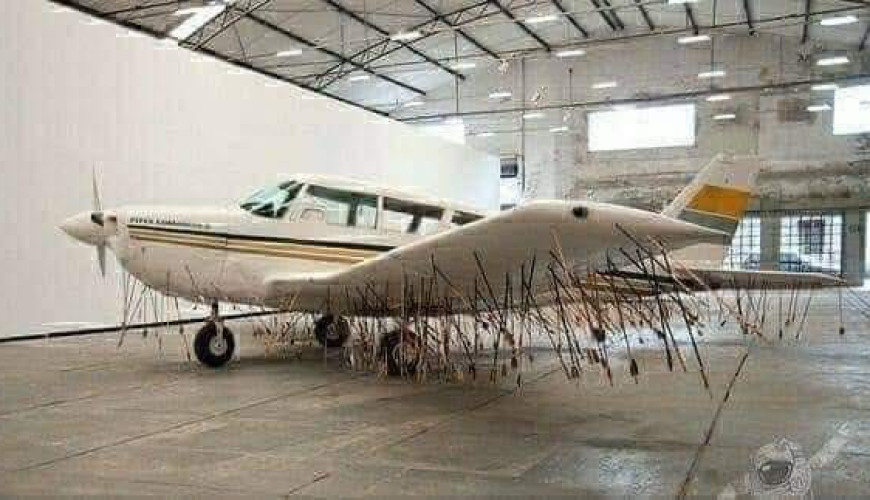هذه الصورة لعمل فني وليست لطائرة مرت فوق قبيلة منعزلة بغابات الأمازون