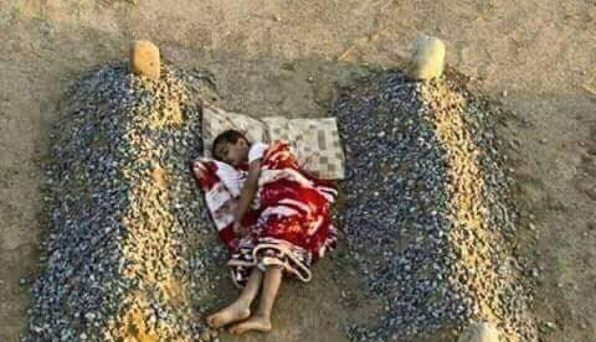 حقيقة صورة الطفل السوري الذي ينام بين قبري أبويه