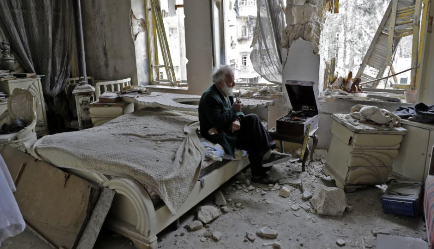 حقيقة صورة الرجل المُستمع إلى الموسيقى وسط دمار انفجار مرفأ بيروت
