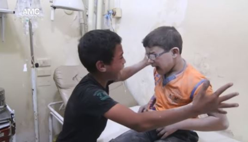 حقيقة صورة الطفلين الفلسطينيين الذي تفاجأ أحدهما بحياة الآخر